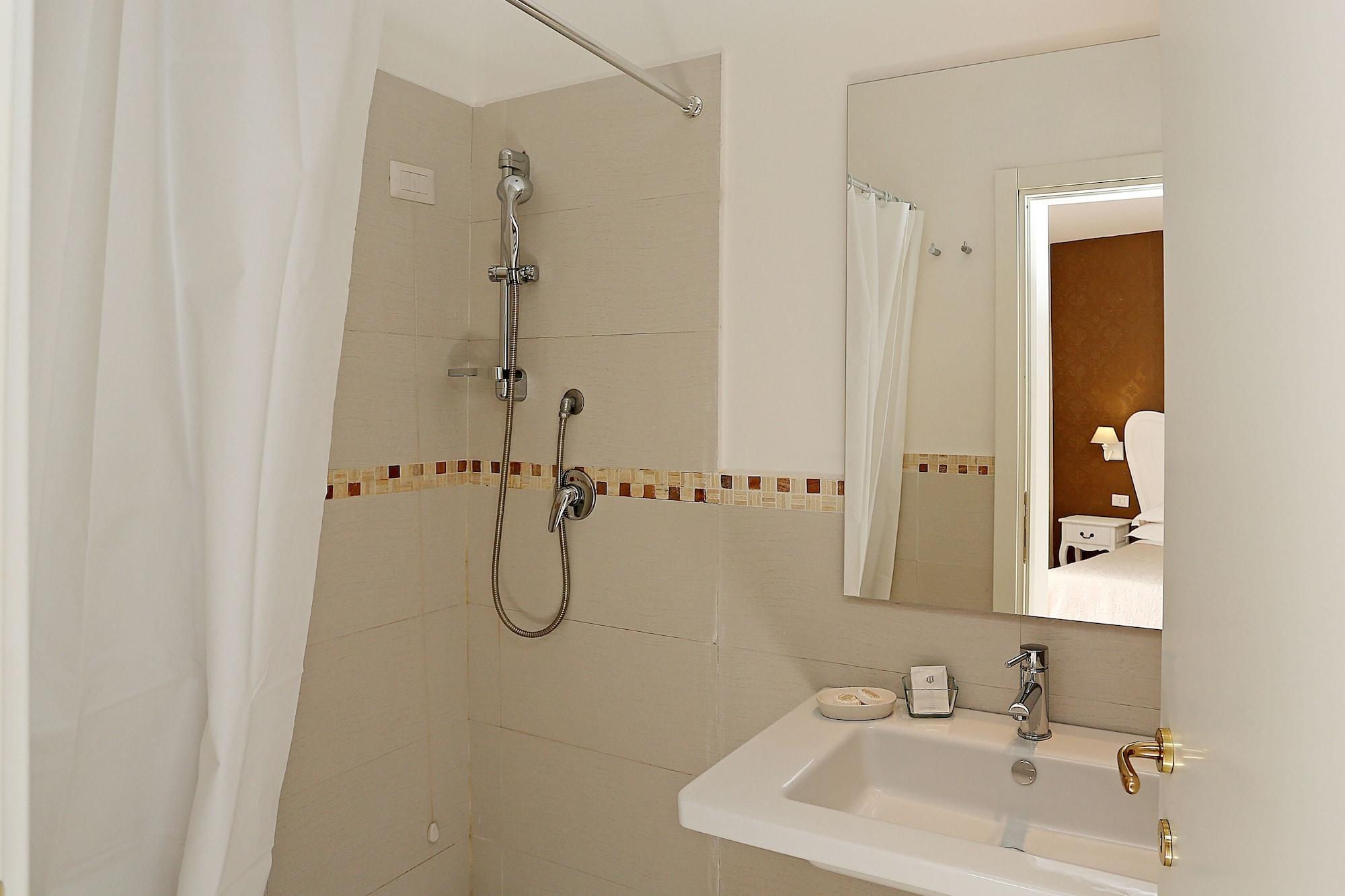 Daplace - Hqh Colosseo Pensión Roma